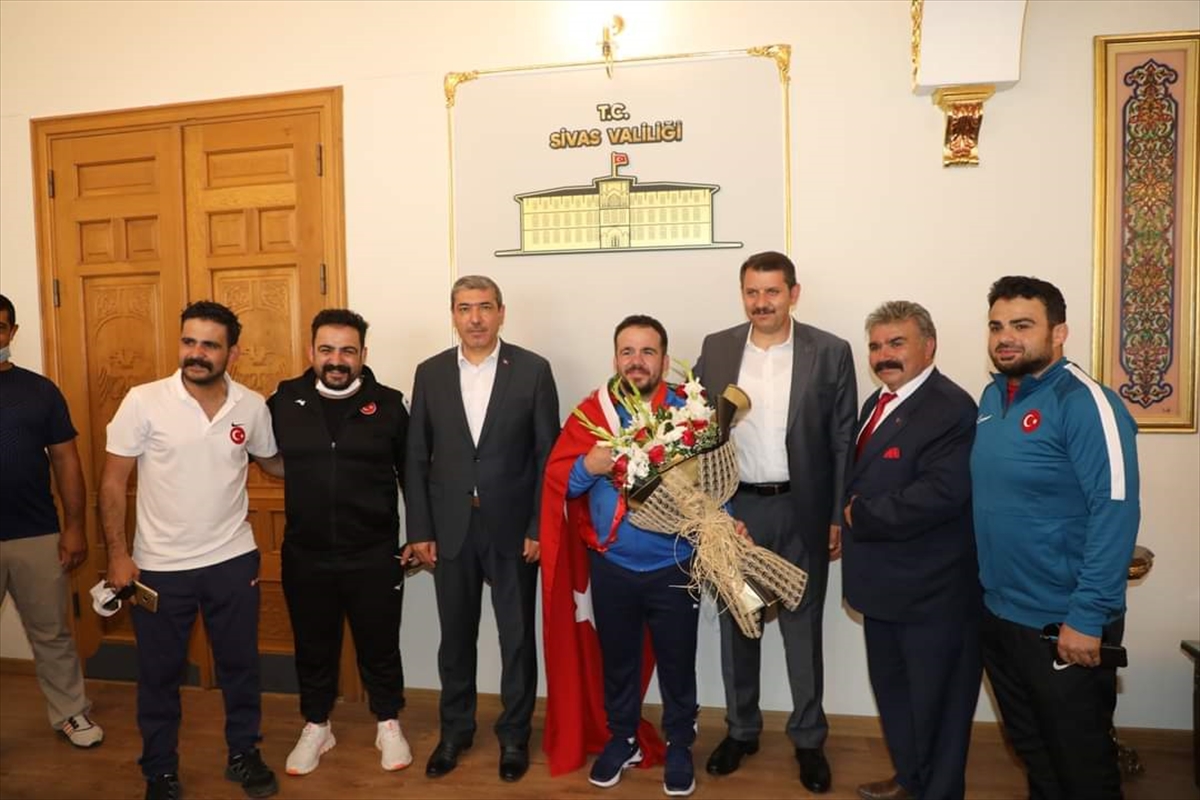 Dünya şampiyonu işitme engelli güreşçi Dursun Güzel, Sivas Valisi Salih Ayhan'ı ziyaret etti