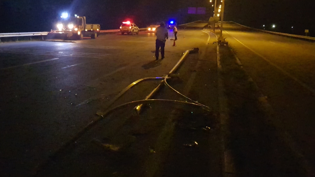 Erzincan’da minibüs aydınlatma direğine çarptı: 8 yaralı