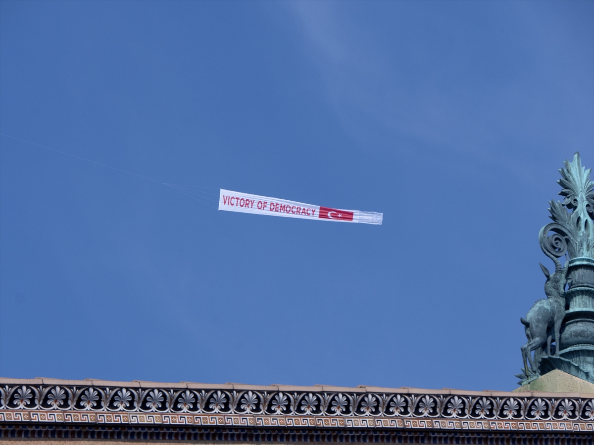 FETÖ elebaşının yaşadığı Pensilvanya eyaletinde “Demokrasi Zaferi” afişi taşıyan uçak uçuruldu