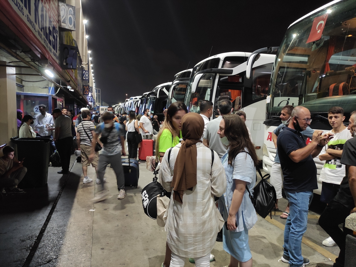 İstanbul'daki otogarlarda bayram hareketliliği sürüyor