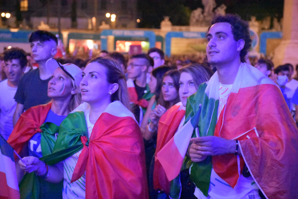 İtalya Milli Takımı'nın EURO 2020'de finale çıkması Roma'da coşkuyla kutlandı