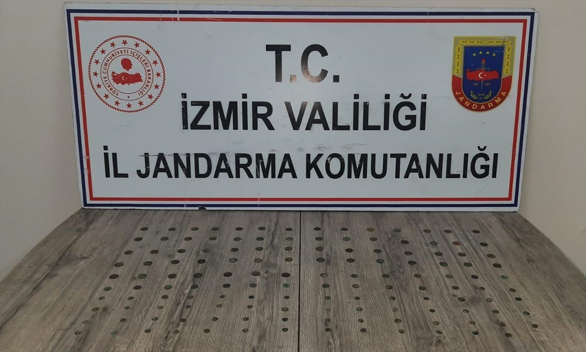 İzmir'de 139 gümüş sikke ele geçirildi, 5 kişi yakalandı