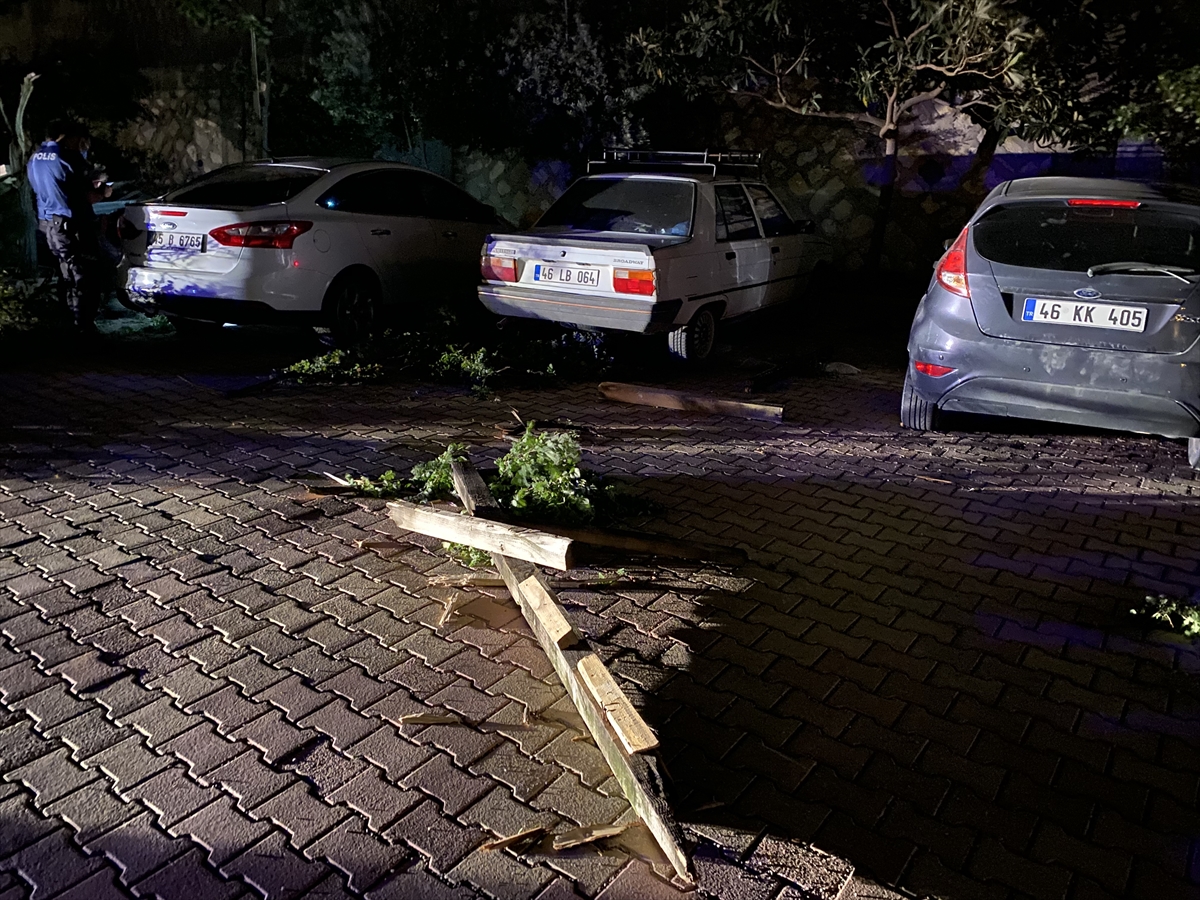 Kahramanmaraş'ta şiddetli rüzgar nedeniyle öğrenci yurdunun çatısı uçtu