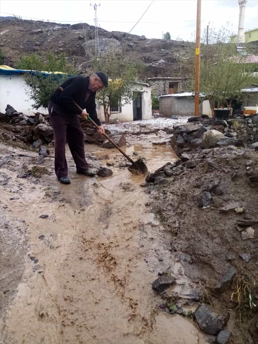 Kars'ta sel ev, ahır ve tarım aletlerine zarar verdi