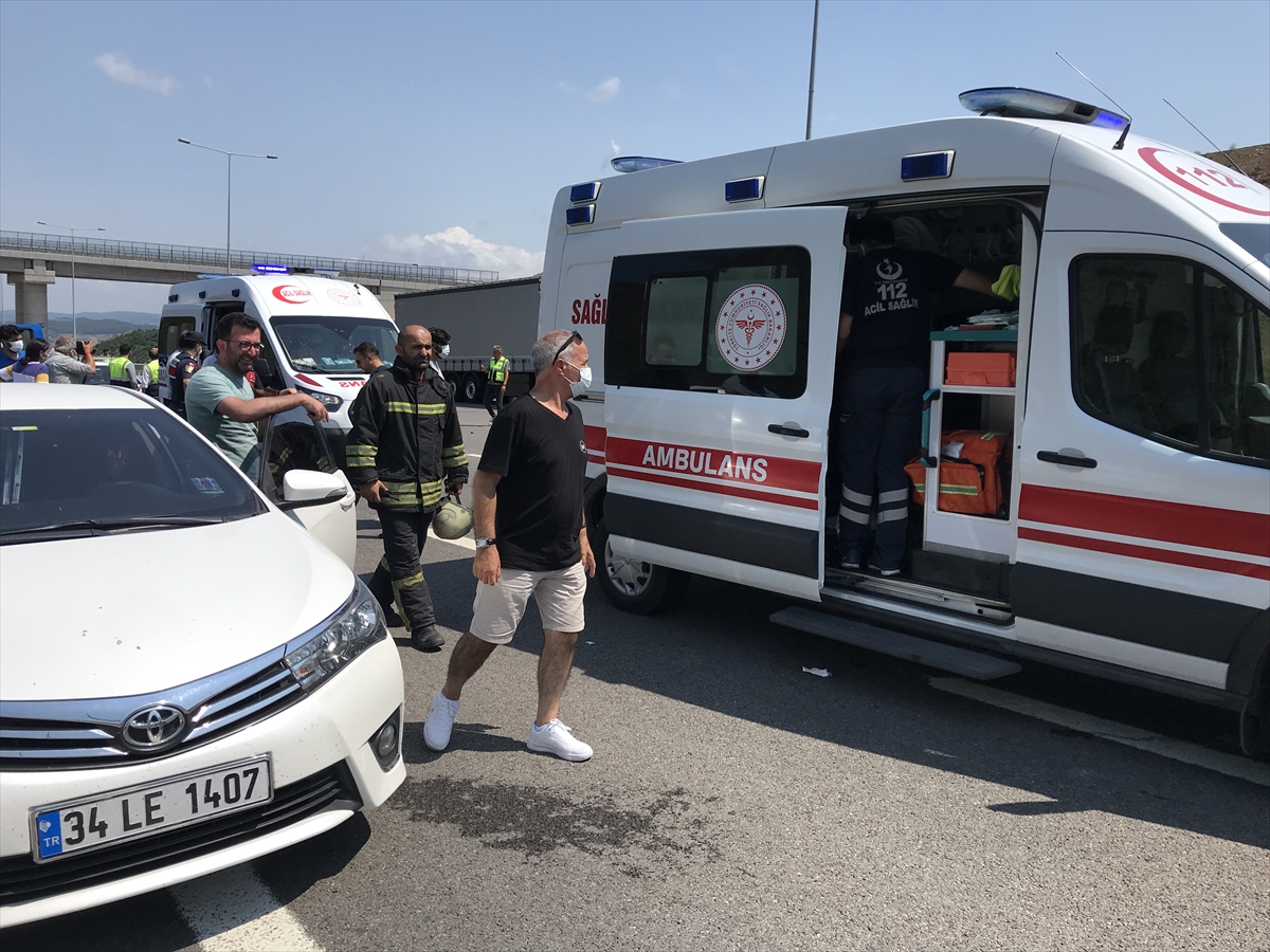 Kocaeli'de bayram tatilinden dönen aileyi taşıyan otomobil tıra çarptı: 5 yaralı