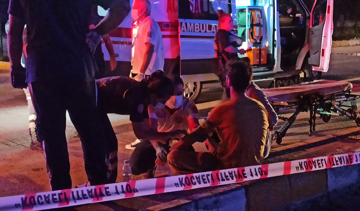 Kocaeli'de otomobille hafif ticari araç çarpıştı: 4'ü çocuk 10 yaralı