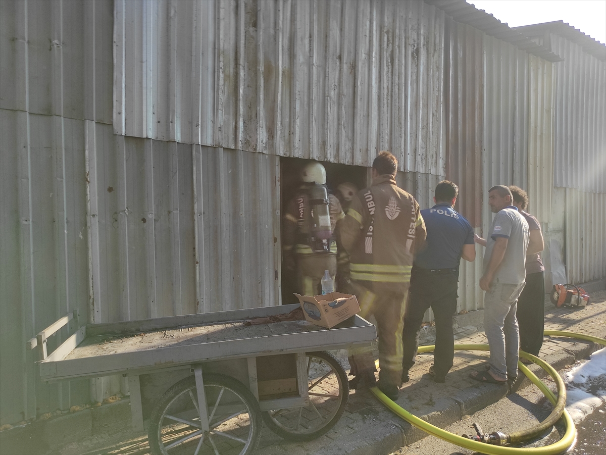 Küçükçekmece'de bir hurdalıkta çıkan yangın söndürüldü