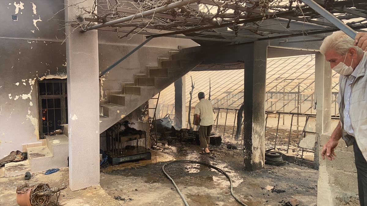 GÜNCELLEME – Mersin'deki iki ilçede çıkan orman yangınlarına müdahale ediliyor
