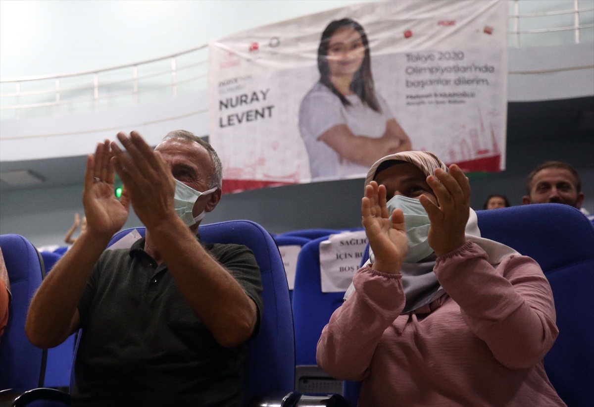 Milli halterci Nuray Levent'in ailesi, kızlarının olimpiyatlardaki mücadelesini heyecanla izledi