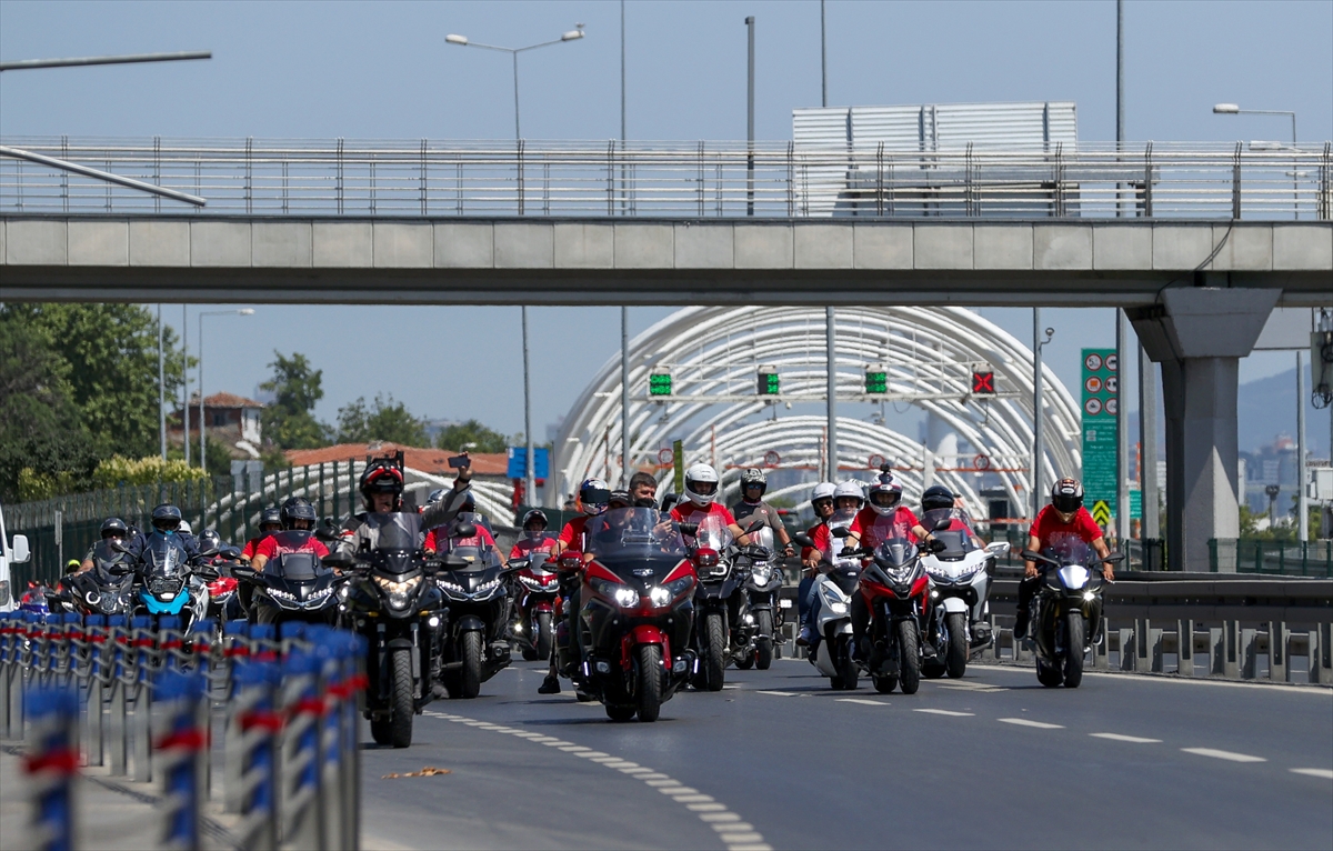 Motosikletçiler, 15 Temmuz şehitleri için konvoy oluşturdu
