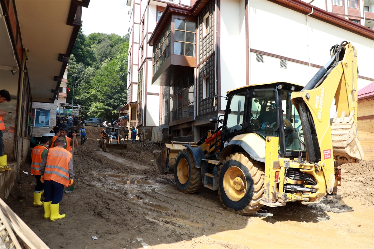 Rize'deki sel ve heyelanın ardından hasar tespit ve temizlik çalışmaları sürüyor