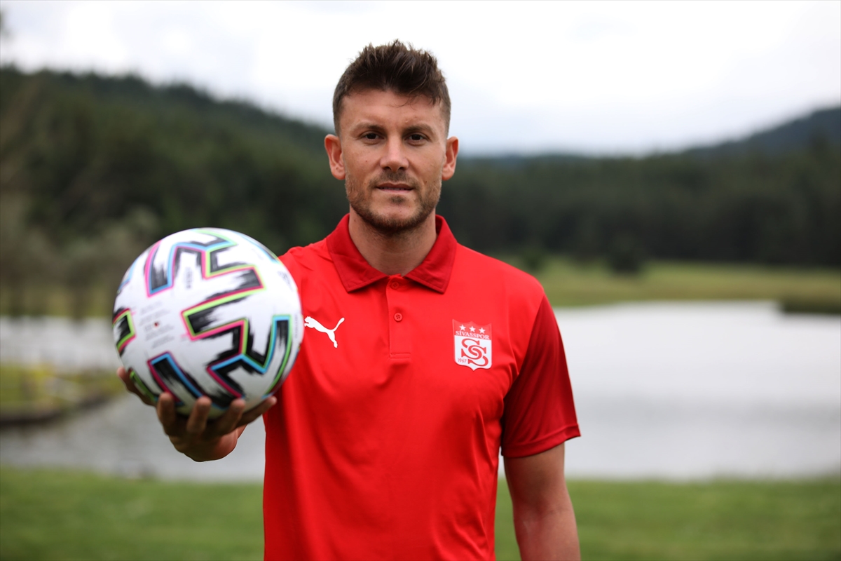 Sivasspor'un yeni transferi Sefa Yılmaz: “Bu takımın bir parçası olmak gurur verici”