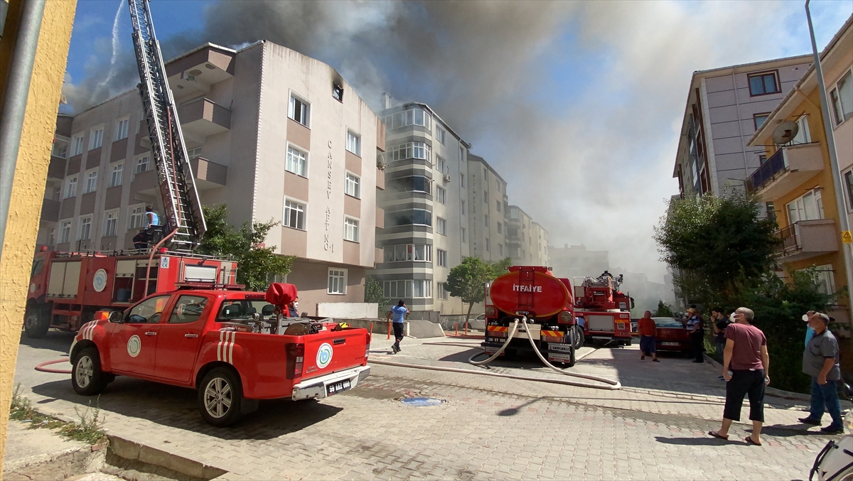 Tekirdağ'da bir binanın çatı katında çıkan yangın söndürüldü