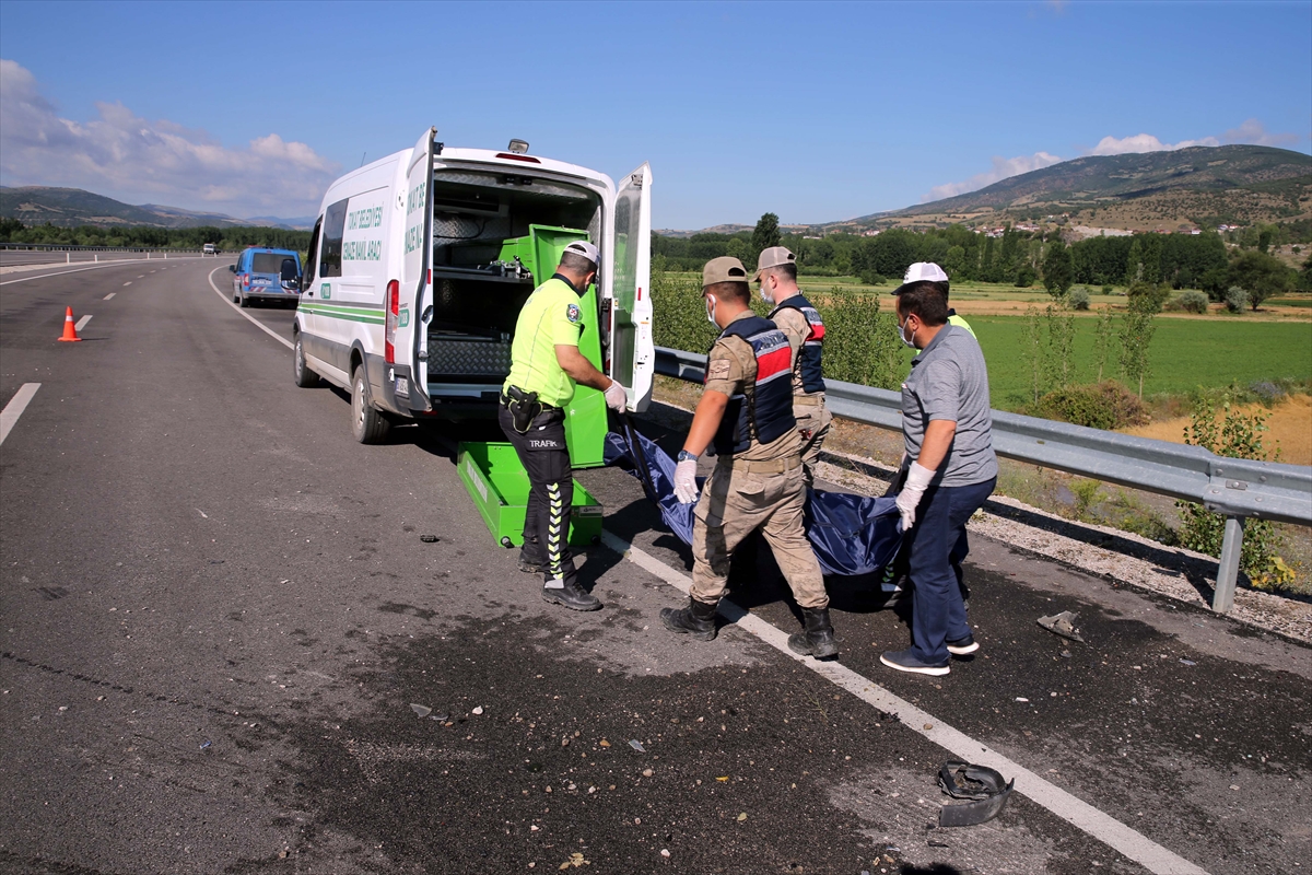 Tokat'ta bariyerlere çarpan otomobildeki hamile kadın ve bir çocuk öldü, 4 kişi yaralandı