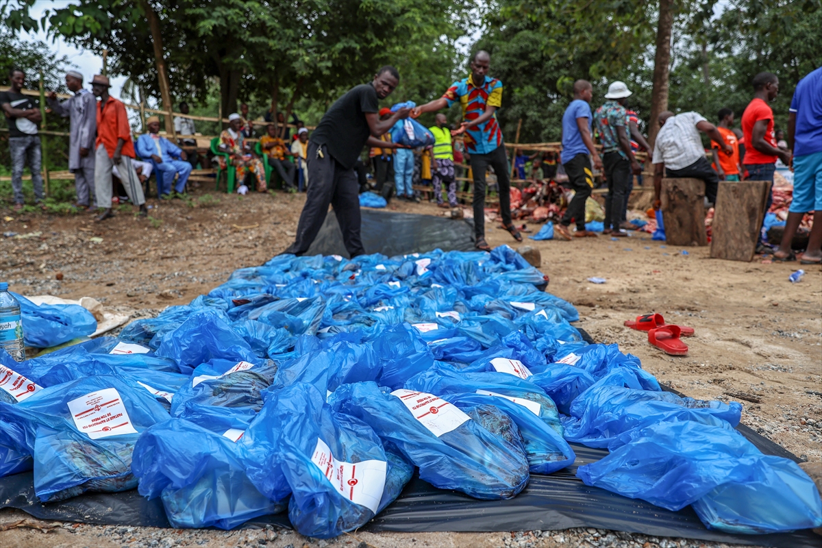 Türkiye Diyanet Vakfınca Gine'de kesilen kurbanlar ihtiyaç sahiplerine ulaştırılıyor