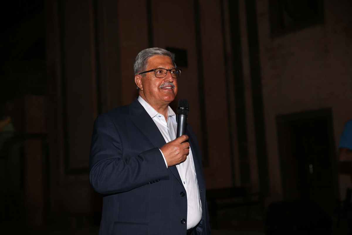 Ahlat'ta 150 metre uzunluğundaki Türk bayrağıyla “fener alayı”