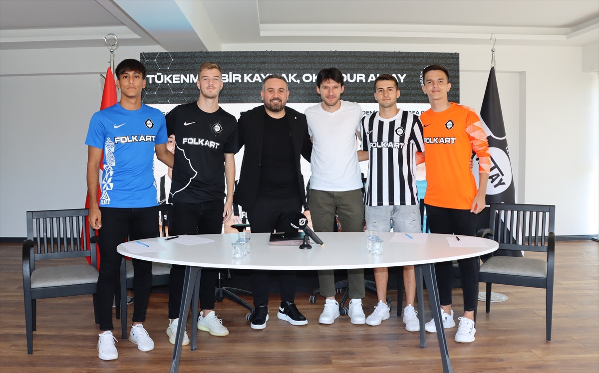 Altay, 4 futbolcusuyla profesyonel sözleşme imzaladı