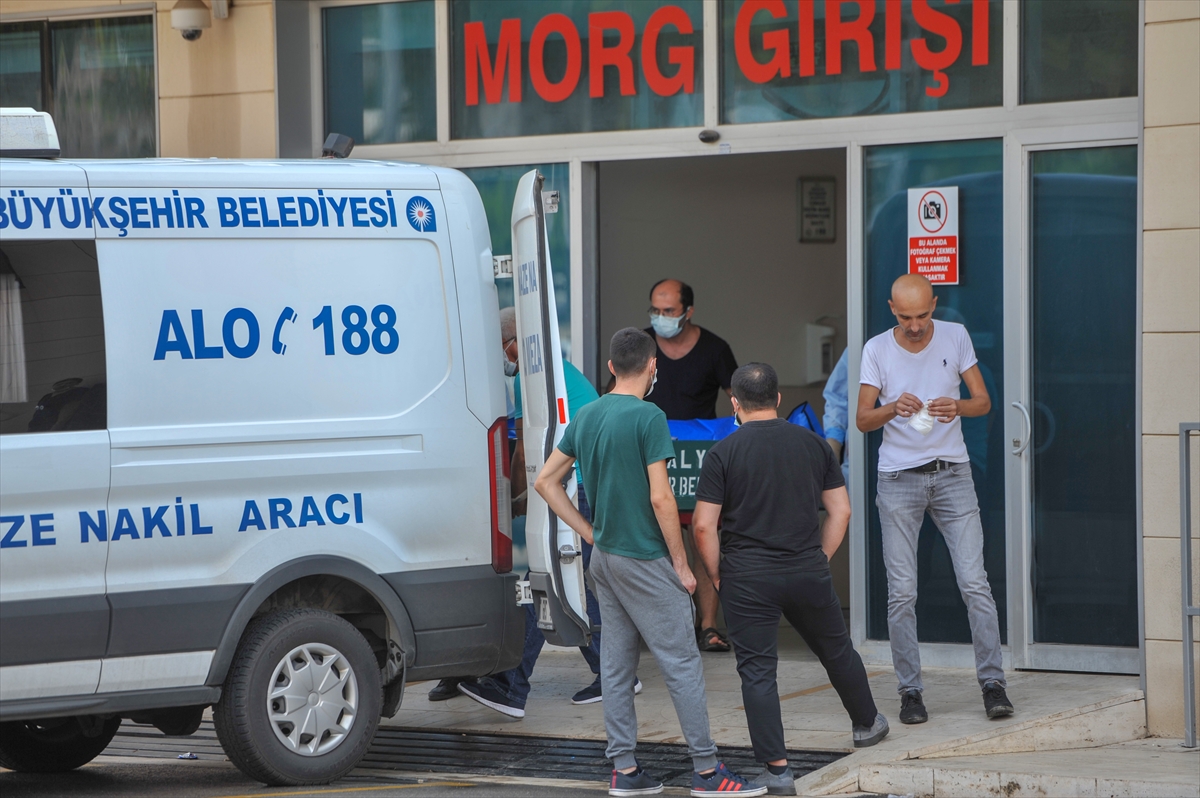 Antalya'da kayıp gencin dağlık alanda bulunan cesedi ailesine teslim edildi