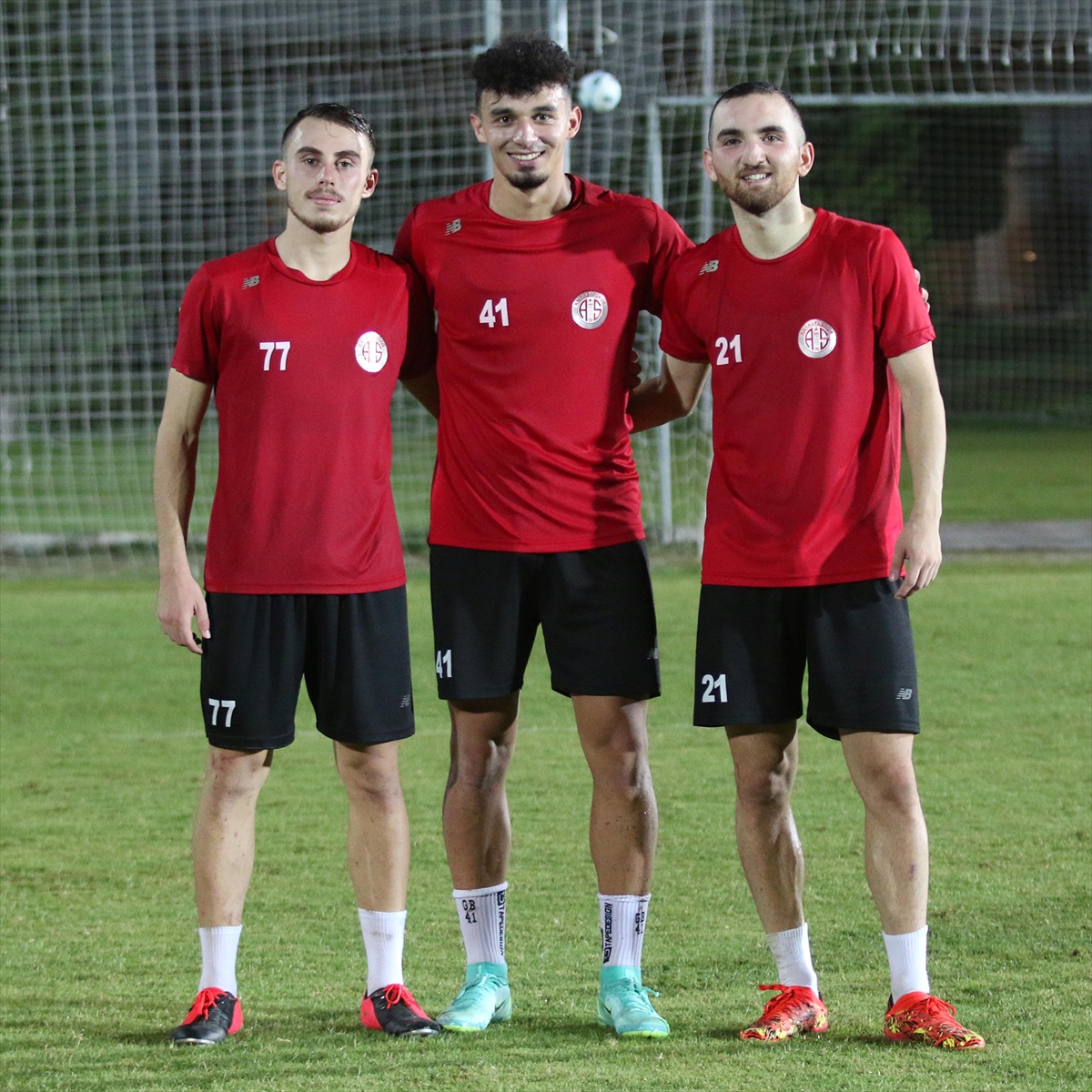 Antalyaspor, Ümit Milli Futbol Takımı'nın aday kadrosuna çağrılan üç futbolcusunu kutladı