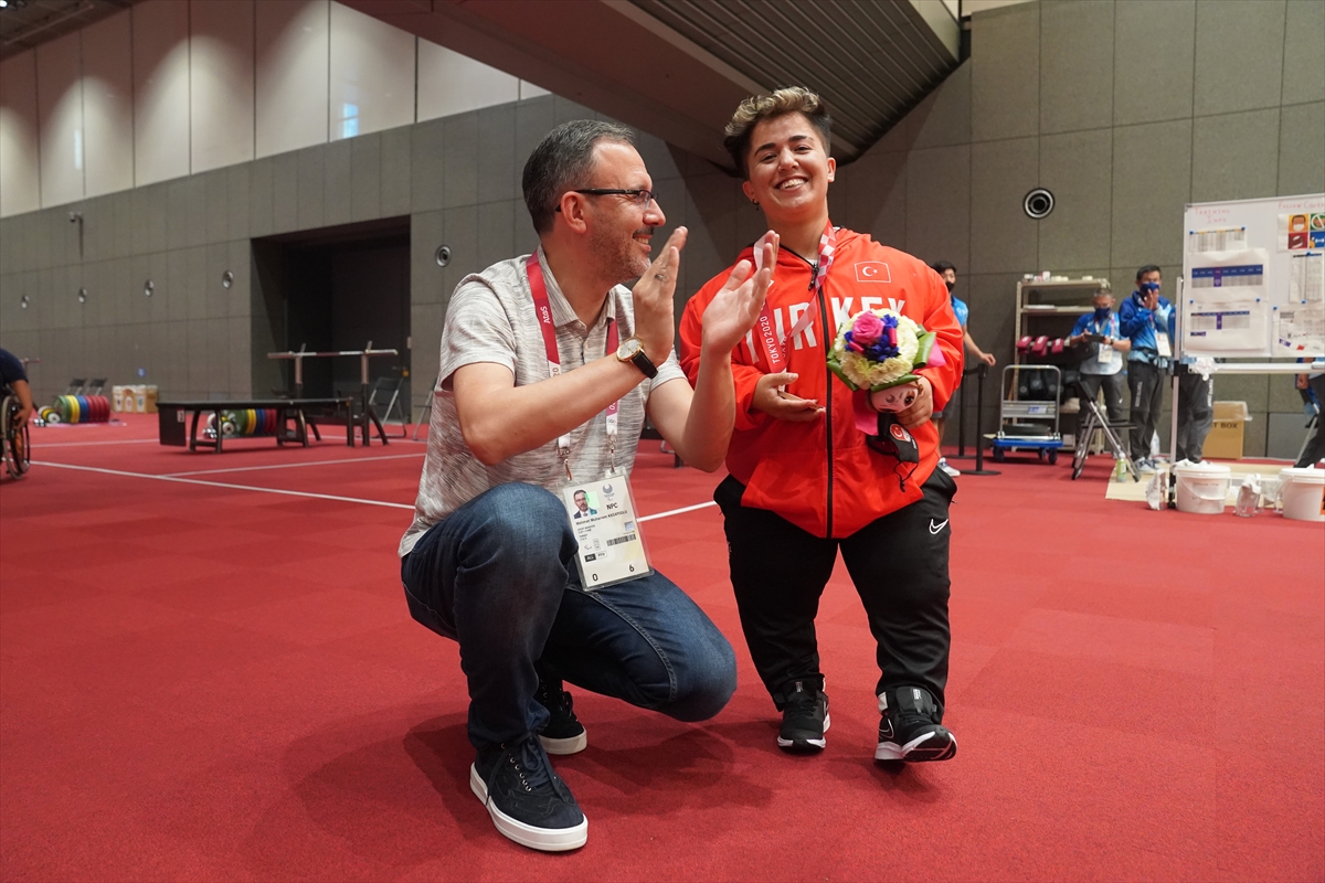 Bakan Kasapoğlu, milli halterci Besra Duman'ı tebrik etti