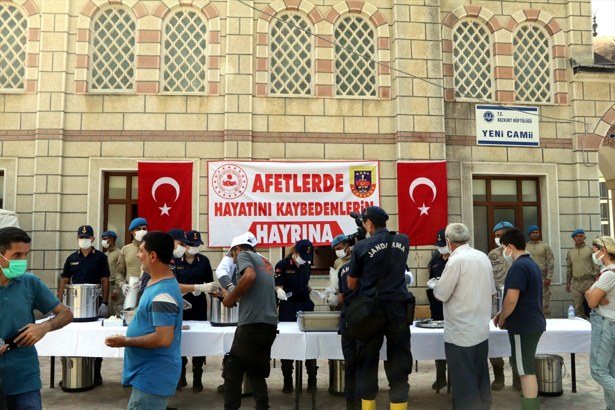 Bozkurt'ta jandarma selde hayatını kaybedenler için helva dağıttı