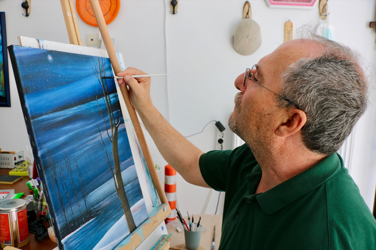 Çizdiği resimleri hayır kurumlarına bağış yapanlara hediye ediyor