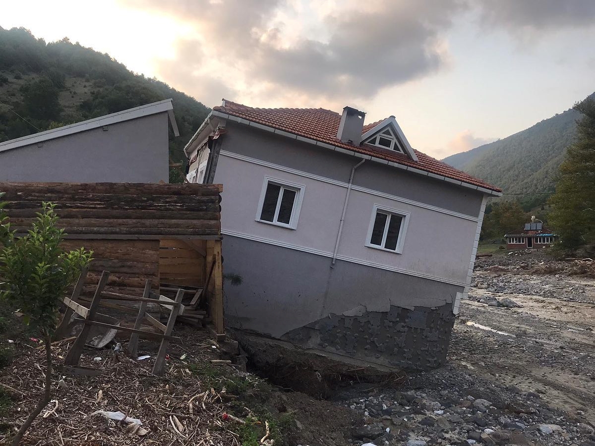 Çorum Valisi Çiftçi, Türkeli'de selzedenin yaşadıklarına rağmen kendilerini sofra kurarak ağırladığını paylaştı: