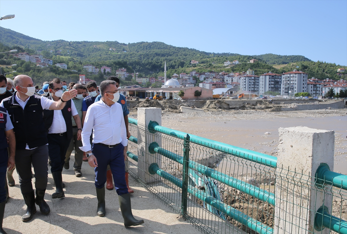 Cumhurbaşkanı Yardımcısı Oktay, sel felaketi yaşanan Ayancık'ta vatandaşlarla bir araya geldi: