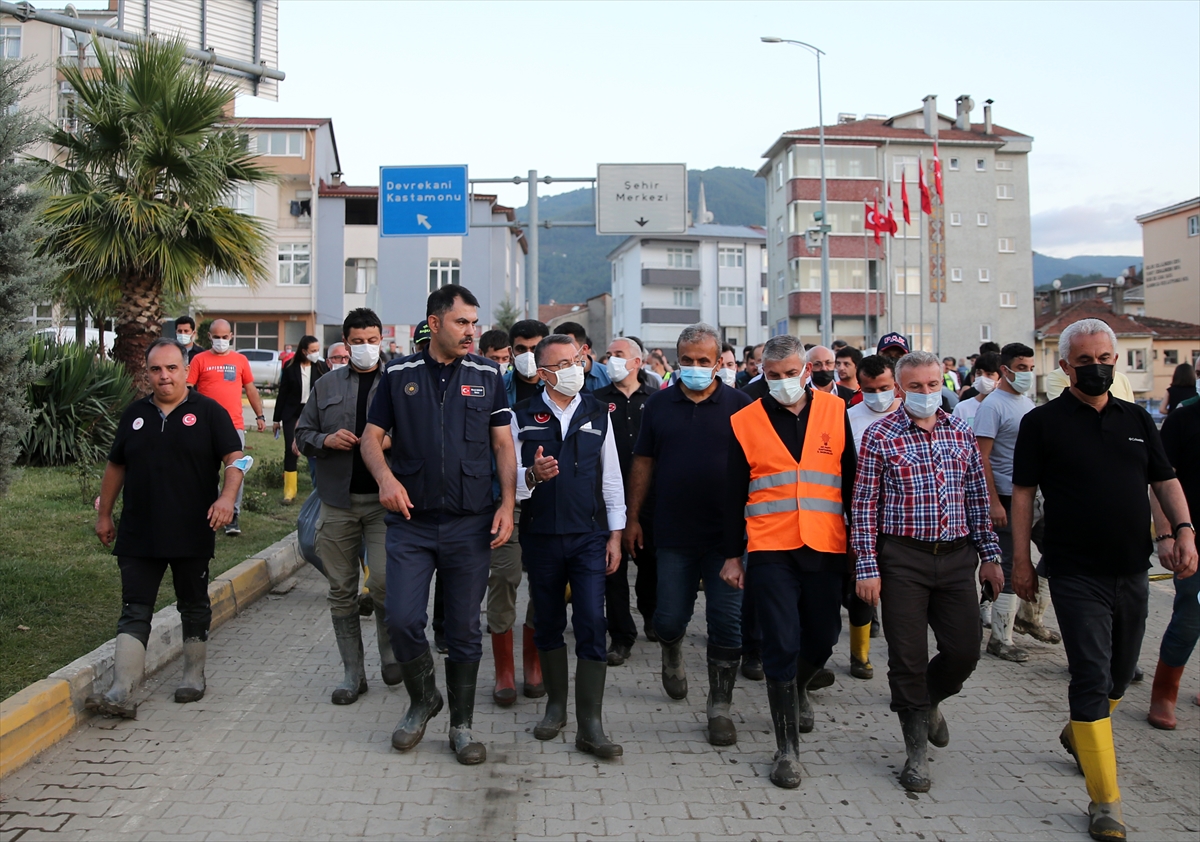Cumhurbaşkanı Yardımcısı Oktay, sel felaketi yaşanan Bozkurt'ta açıklamalarda bulundu: