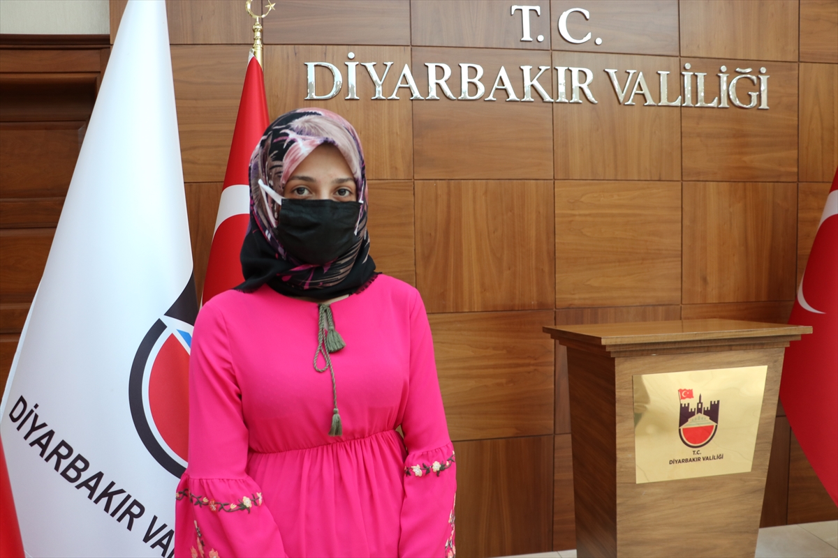 Diyarbakır Valisi Karaloğlu'nun girişimiyle ailesi ikna edilen 16 yaşındaki Seher okuluna devam edecek