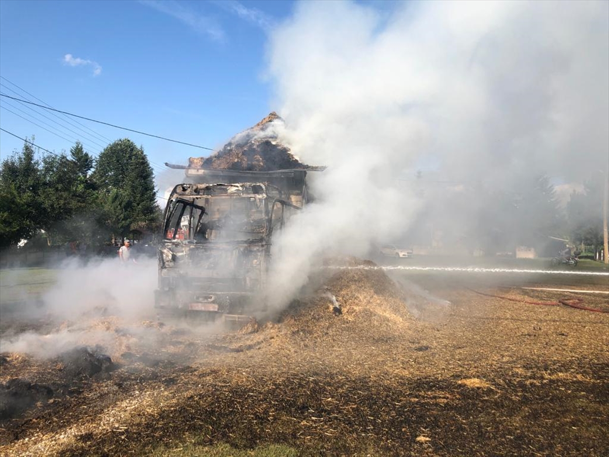 Düzce'de saman yüklü kamyon alev alev yandı