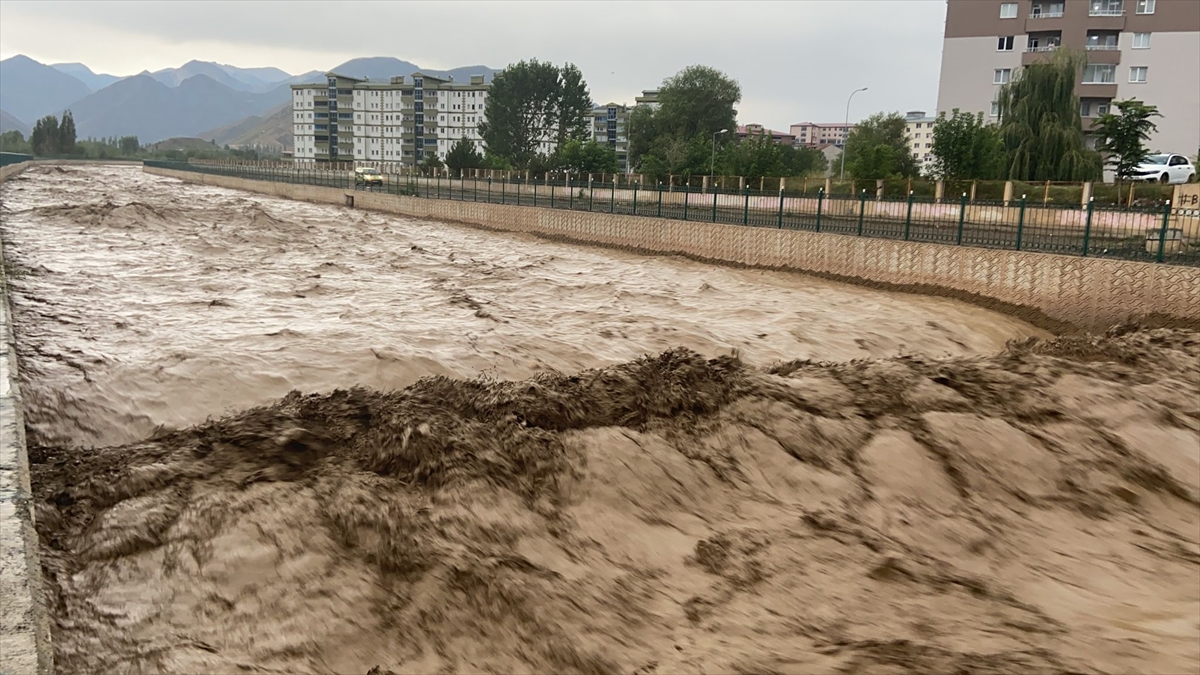 Erzurum'un Oltu ilçesinde sağanak sele dönüştü