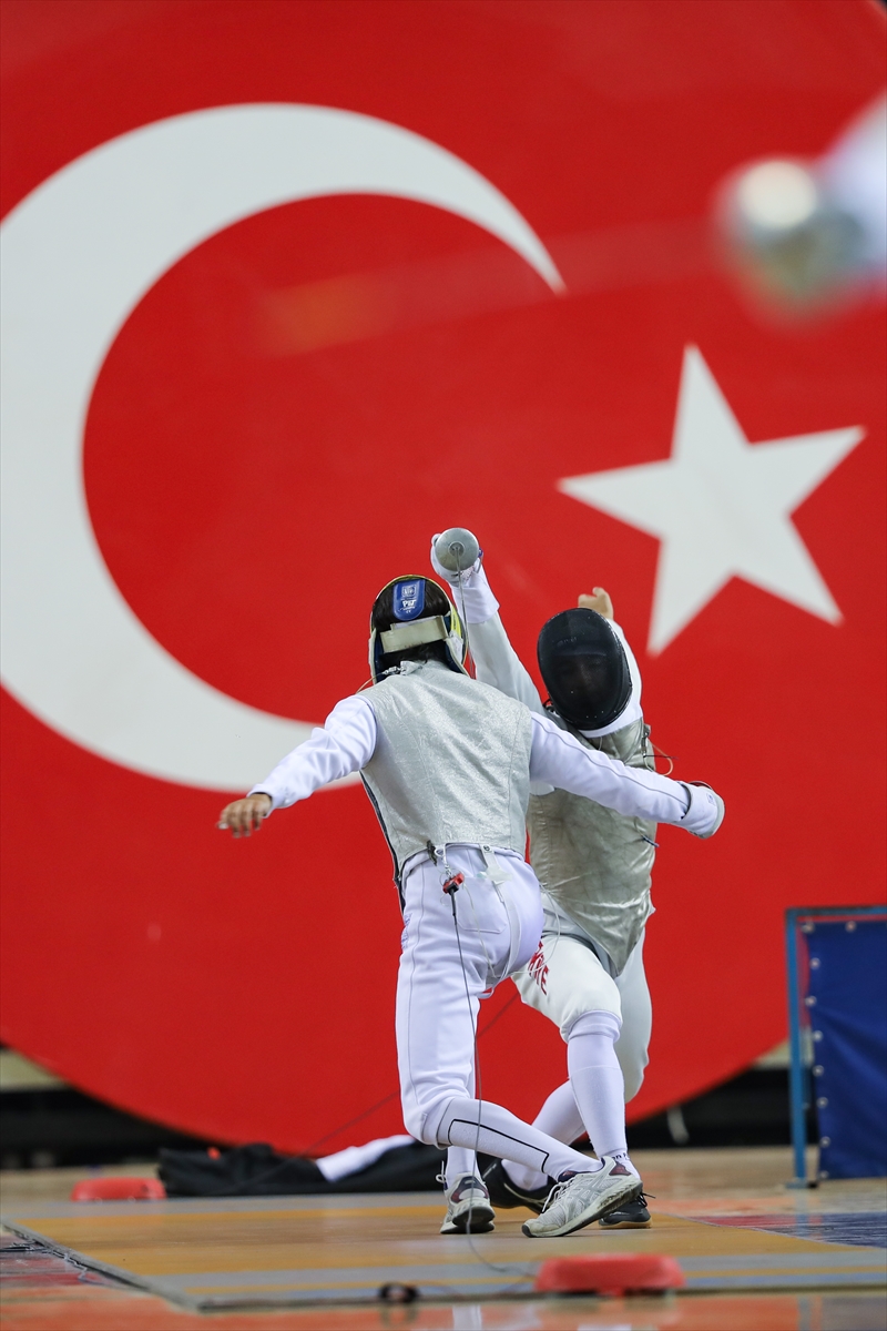 Eskrimde Federasyon Kupası müsabakaları İzmir'de başladı