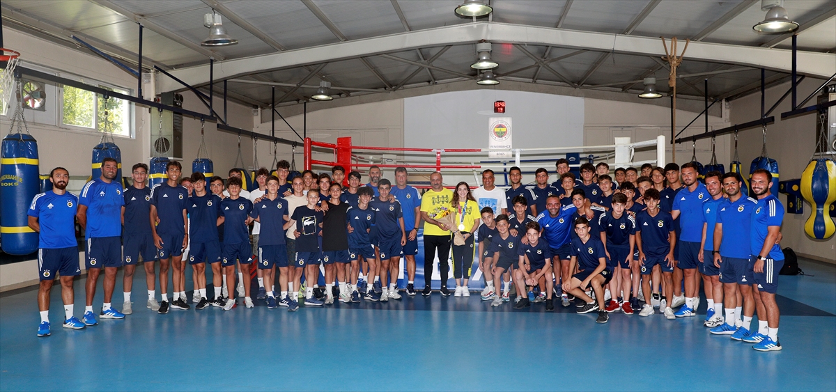 Fenerbahçe'de altyapı futbolcuları, olimpiyat ikincisi milli boksör Buse Naz Çakıroğlu ile bir araya geldi