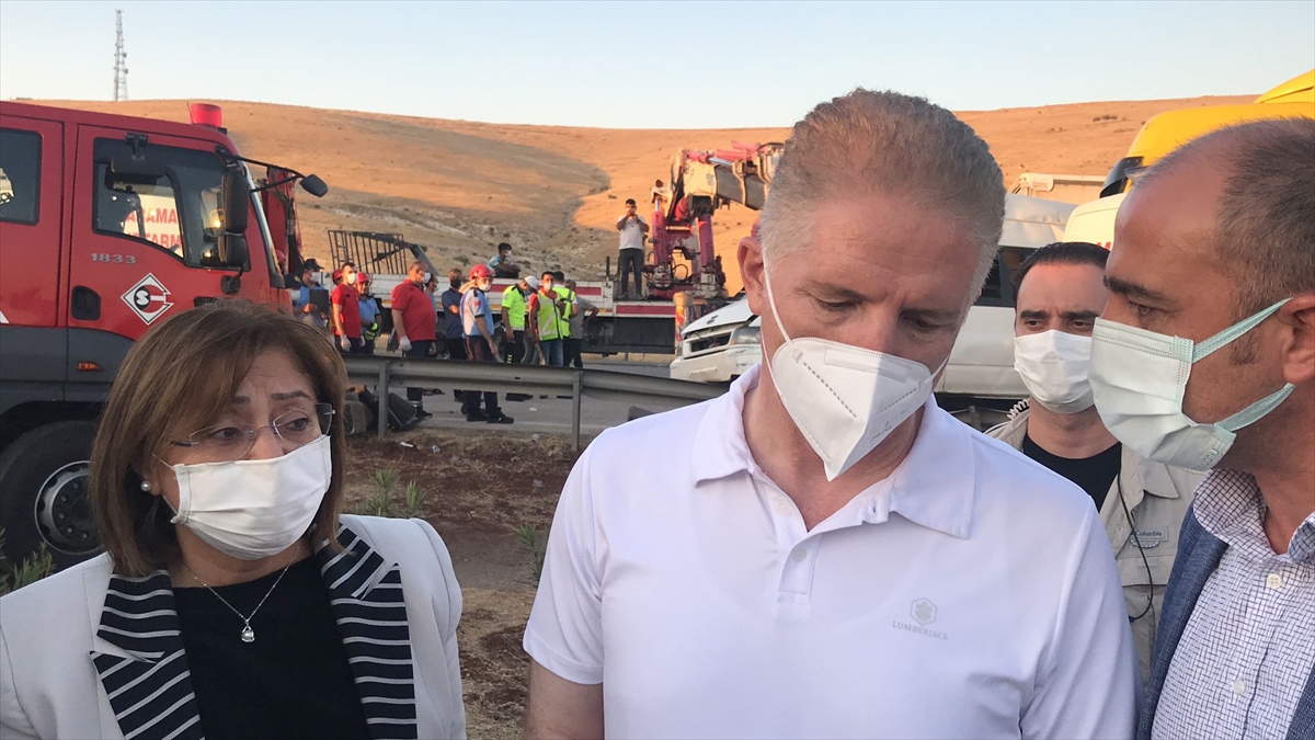 Gaziantep'te tır tarım işçilerine taşıyan minibüse çarptı: 3 ölü, 16 yaralı