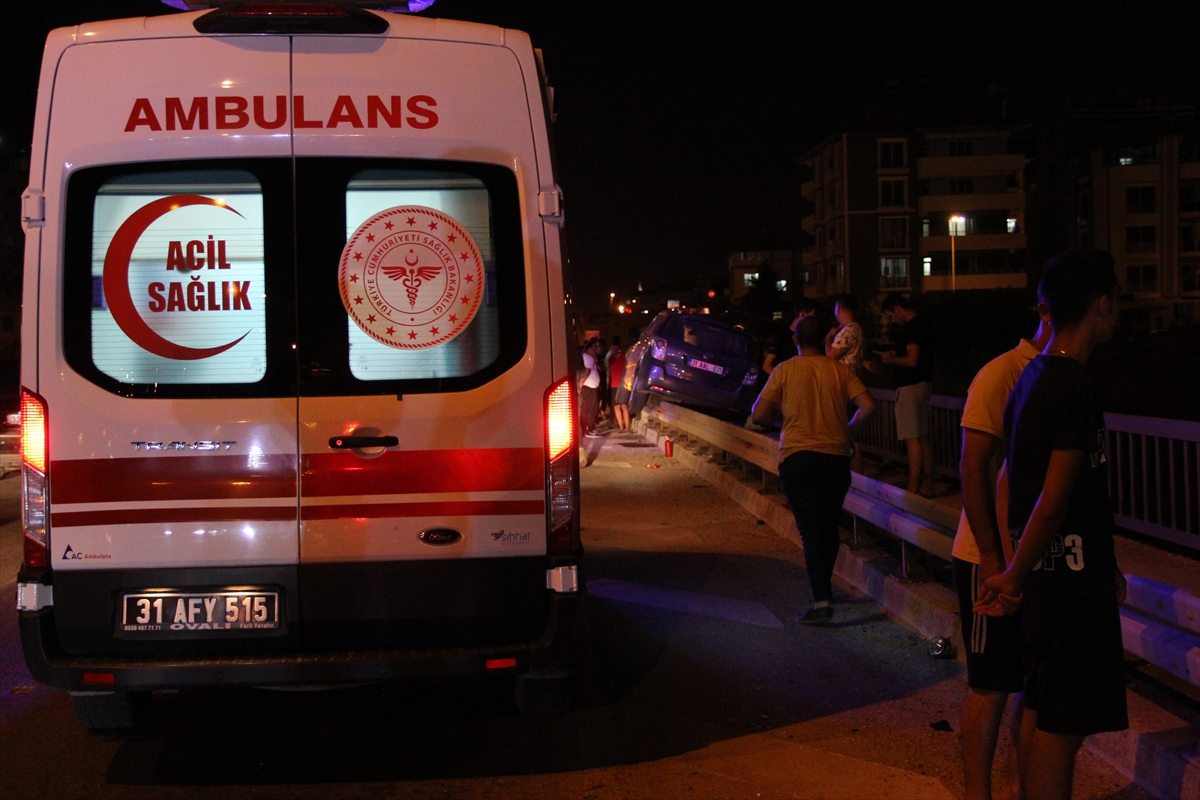 Hatay'da otomobil bariyerlere çarptı: 2 yaralı