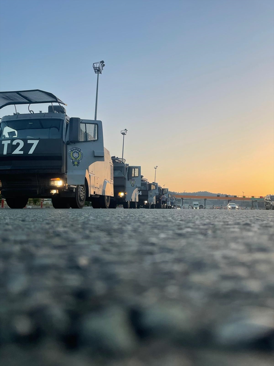 İstanbul Emniyet Müdürlüğü yangın bölgelerine 20 TOMA gönderdi