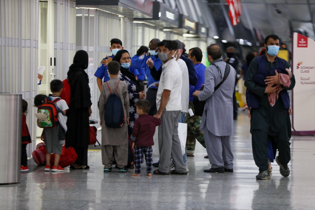Kabil'den tahliye edilen Afganlar Washington yakınlarındaki Dulles Havalimanı'na getiriliyor