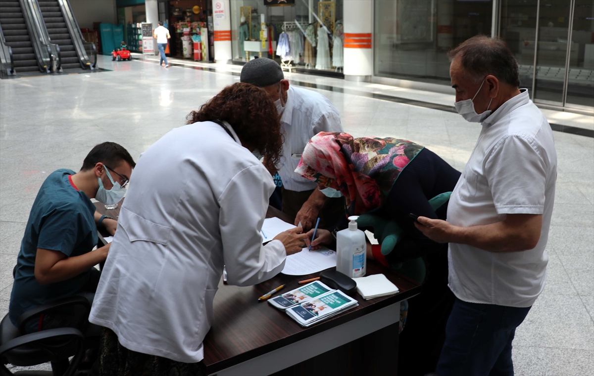 Karabük'te alışveriş merkezinde randevusuz aşı hizmeti veriliyor