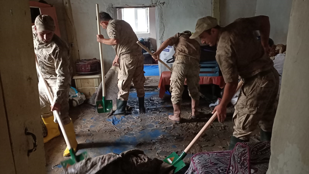Kars'ta selden etkilenen iki köyde yardım çalışmaları sürüyor