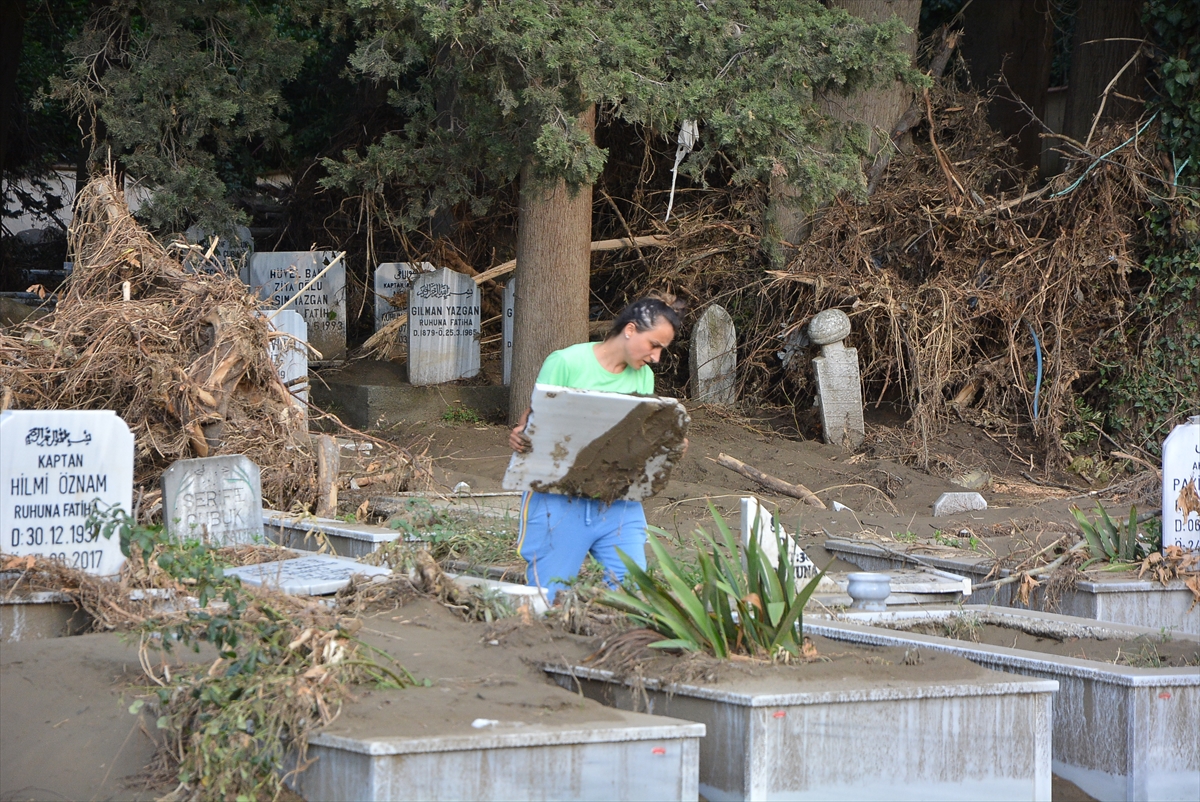 Kastamonu'daki selde mezarlıklar da zarar gördü