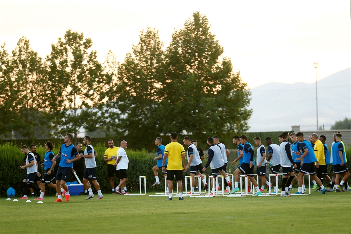 Kayserispor'un yeni teknik direktörü Hikmet Karaman, takımla ilk antrenmanına çıktı: