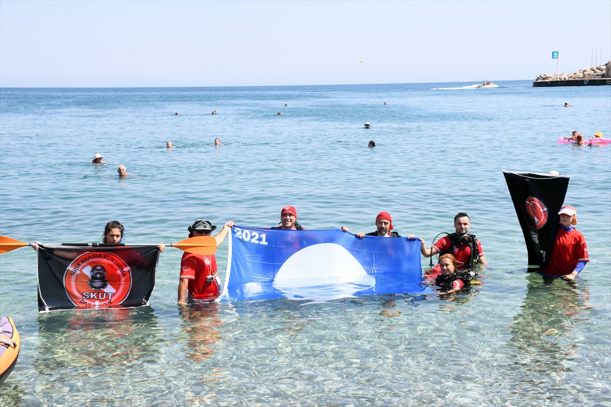 Kemer'de dalgıçların deniz dibi temizliği için girdiği noktadan atık çıkmaması sevindirdi