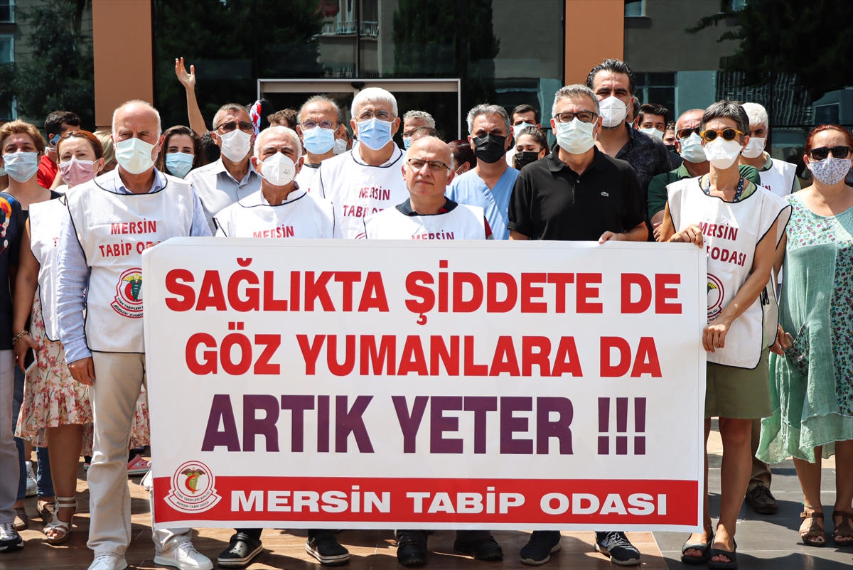 Mersin'de sağlık çalışanları meslektaşlarının darbedilmesini protesto etti