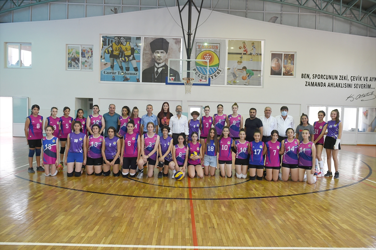 Milli voleybolcu Tuğba Şenoğlu, Tarsus Belediye Başkanı Bozdoğan'ı ziyaret etti