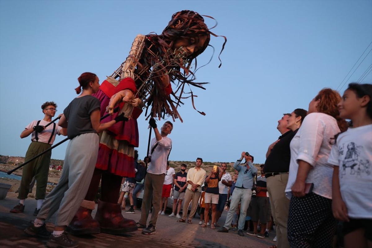 Mülteci çocukların simgesi kukla “Küçük Amal” Türkiye turunu Çeşme'de tamamladı