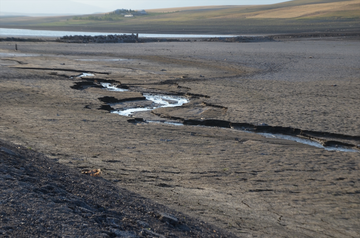 Muş Alparslan-1 Barajı'nın sularının çekilmesiyle eski yapılar ortaya çıktı