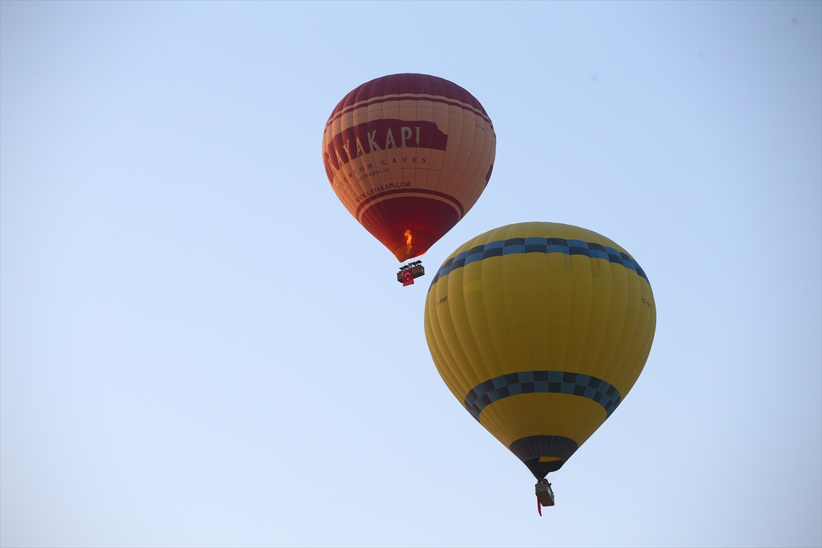 Nevşehir'de ay yıldız desenli yerli üretim sıcak hava balonu tanıtıldı