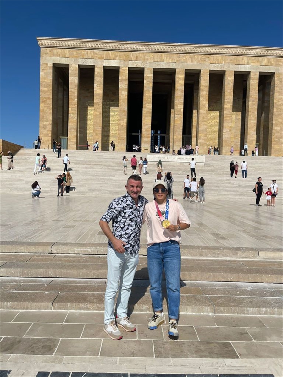 Olimpiyat şampiyonu milli boksör Busenaz Sürmeneli, Anıtkabir'i ziyaret etti