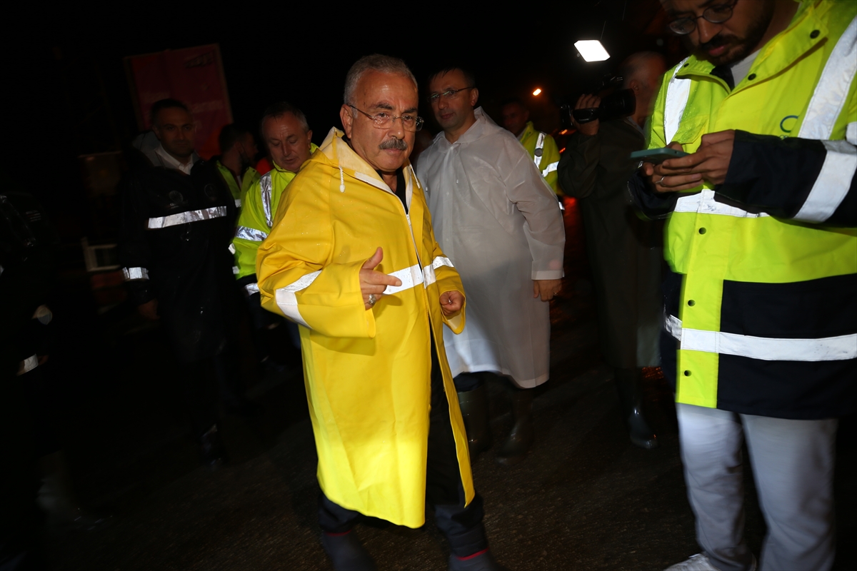 Ordu Büyükşehir Belediye Başkanı Güler, sağanağın etkili olduğu Fatsa'da incelemelerde bulundu